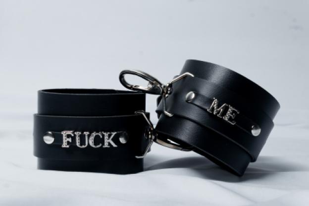 Algemas com Escrita FUCK ME